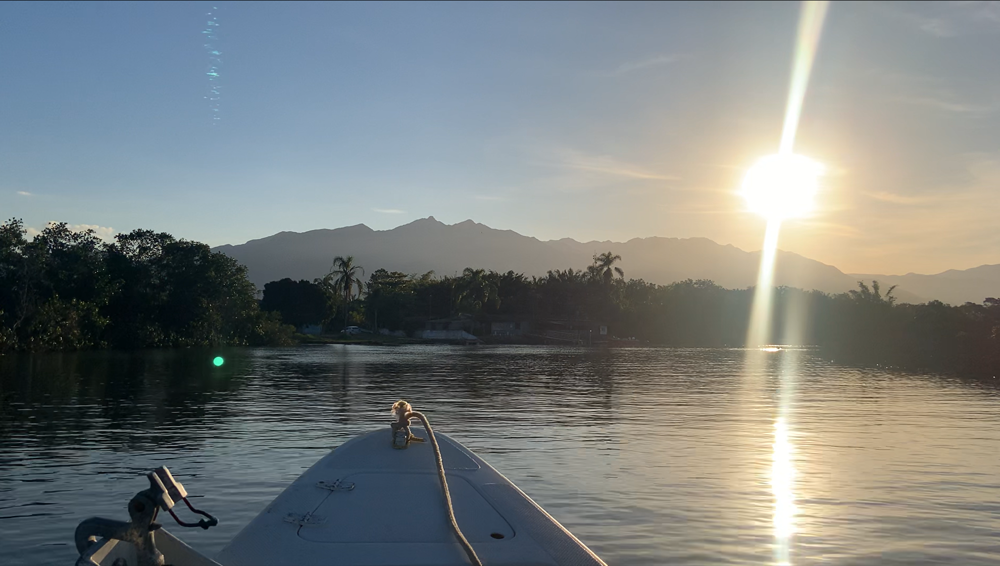 Rio Palmital visto da proa de uma embarcação ao pôr do sol
